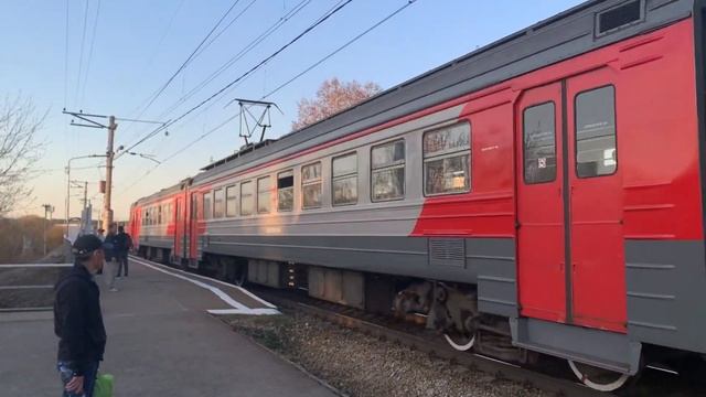 Отправление поезда со станции городской электрички Ботаническая, г. Екатеринбург, 30.04.2022. смотреть онлайн