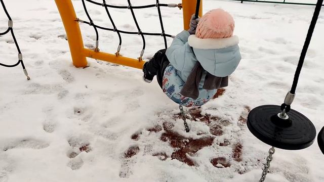 Ева на площадке/ лепим снеговика, играем с гончиком/ зимой на улице/ щенячий патруль/ горы снега/