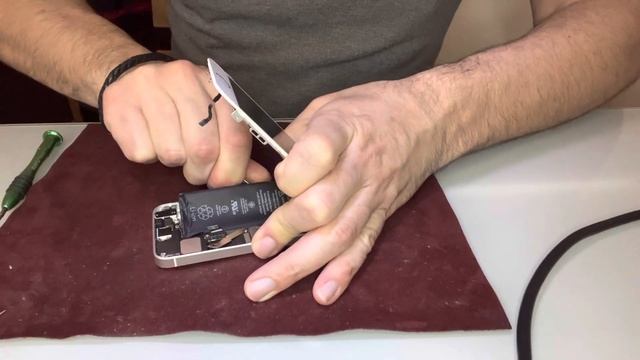 Changer la batterie sur un iPhone SE 2016 a l attaque du papy :) смотреть онлайн