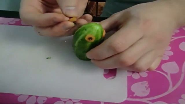 Как украсить детский стол Царевна лягушка из огурца Princess frog from cucumber смотреть онлайн
