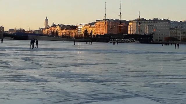 Жесть! Люди ходят в конце марта по тонкому льду Невы! смотреть онлайн