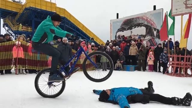 Велошоу «Гравити» на празднике 23 февраля 2016 в Верхней Салде смотреть онлайн
