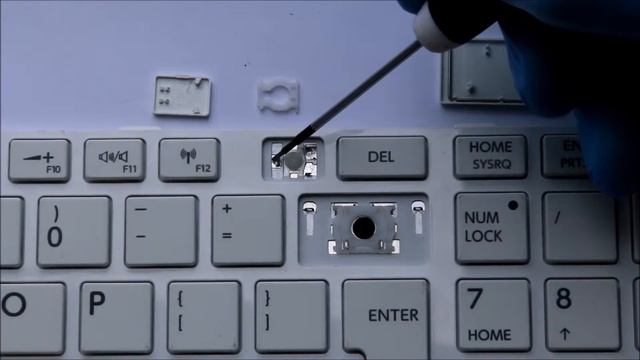 Instrucțiunea privind cum să înlocuiți fixați reparați tasta în laptop Toshiba C850 L850 C870 C855 смотреть онлайн