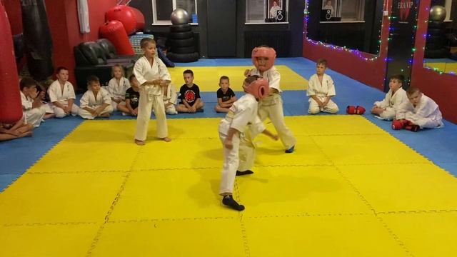 Каратэ Кëкушинкай. Дети 8 лет, тренировочный спарринг