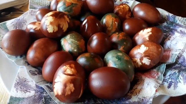 ПОКРАСКА ПАСХАЛЬНЫХ ЯИЦ ЛУКОВОЙ ШЕЛУХОЙ И ЛИСТОЧКАМИ ПЕТРУШКИ.