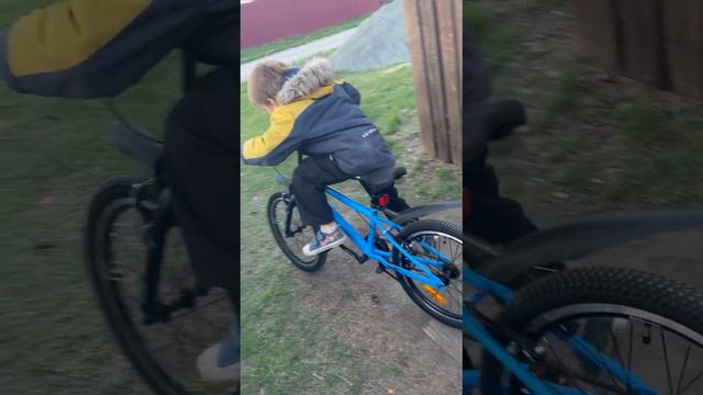 Май.Огромное стадо животных😱Ретро 🚗Чистим палисадник🌿Прогулка до озера☀️Жизнь в деревне смотреть онлайн