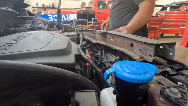 2018 Honda Odyssey. Radiator fan wobbles! AC is weak?? Or a fan bad?? Surprised! #mechanic смотреть онлайн