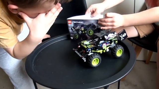 Lego Technic Monster Jam Grave Digger 42118 смотреть онлайн