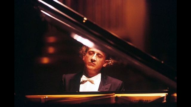 Chopin: 3 Mazurkas, Op. 56 / Maurizio Pollini (1981.8.20 Salzburg, Großes Festspielhaus) смотреть онлайн