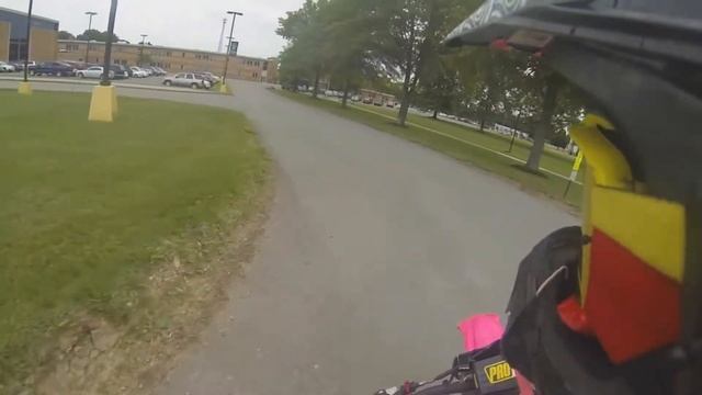 Лихач заехал на эндуро мотоцикле в Школу. Dirt bike(Enduro) in high school. HONDA CRF 250 смотреть онлайн