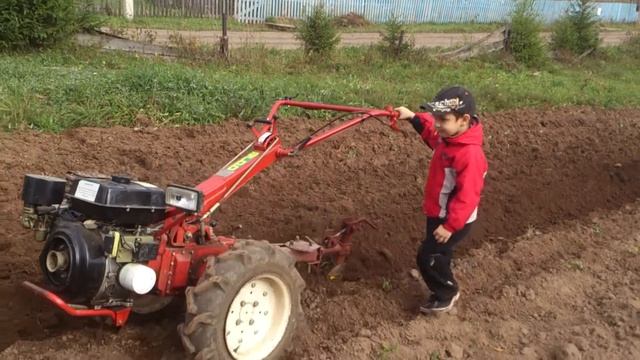 Пашет Андрюша смотреть онлайн