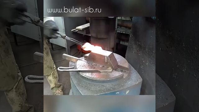 Начальная формовка выемки топора и контрольная кузнечная сварка на молоте. смотреть онлайн