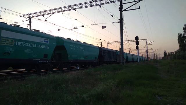 (Всех С 1 Июня)КЖД ВЛ10-1414 С Грузовыми Вагонами Прибывает На Ст.Симферополь-Грузовой смотреть онлайн