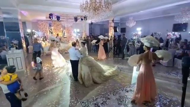 Сопровождение танца отца и дочери. смотреть онлайн