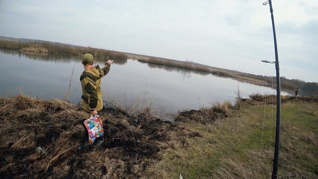 В нерест ловите? Отец - спиннинг, сын - поплавок | Рыбалка с сыном | Рыболовное путешествие с сыном смотреть онлайн