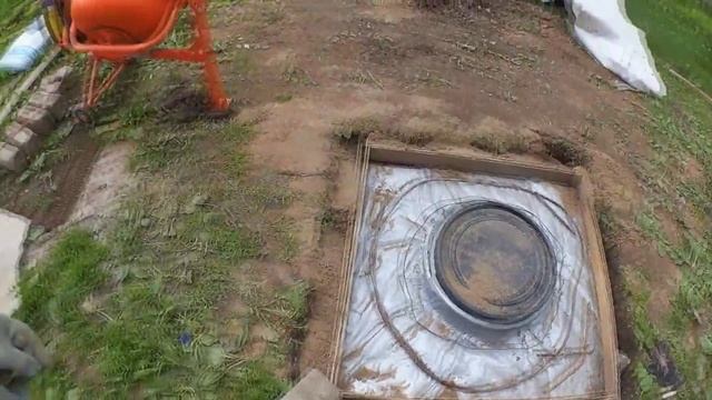 КАК ПРОСТО ОБУСТРОИТЬ СКВАЖИНУ САМОМУ, часть 2. Бетонируем отмостку. смотреть онлайн