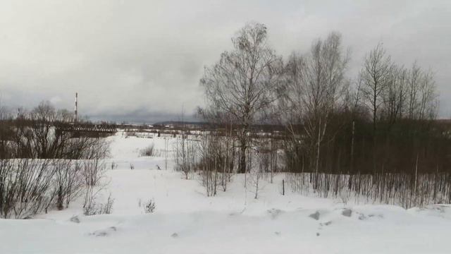 Вид из окна поезда - Река Ухта. Поселок Дежнёво. Между станциями Ухта и Ветлосян.(г.Ухта, Респ.Коми смотреть онлайн