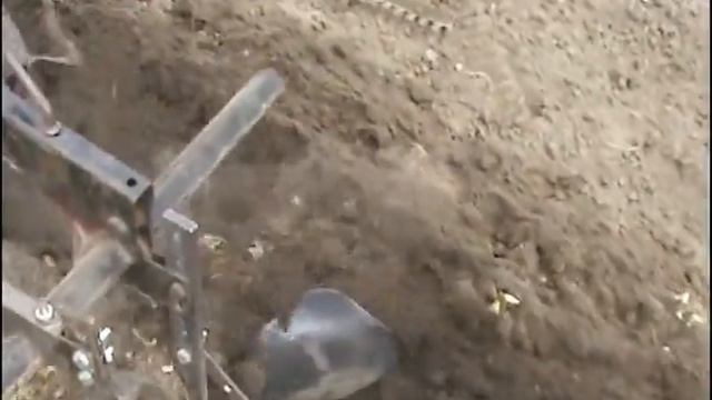 мотоблок пашет плугом.AVI смотреть онлайн