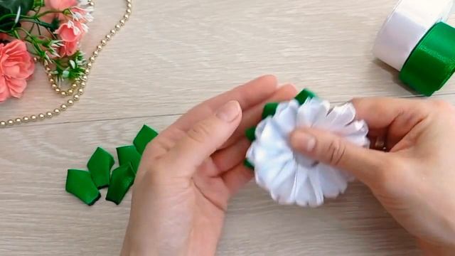 ?милашки, бантики ромашки ???из атласной ленты 2,5 см. Cuties, daisy bows from 2.5 cm satin ribbon. смотреть онлайн