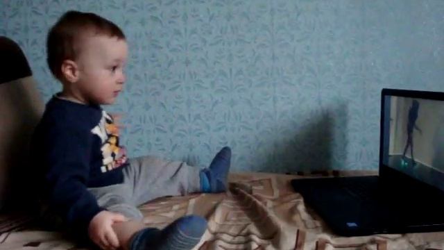 Малыш смешно танцует 3 смотреть онлайн