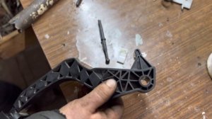 Снятие клипс главного цилиндра Фольксваген пассат б6