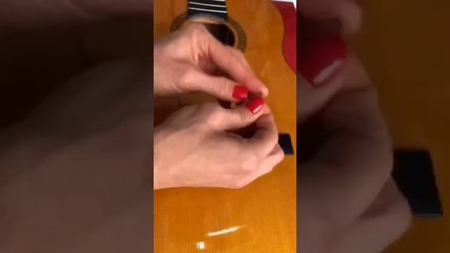 Идеальная фиксация струн на нижнем порожке. Как менять струны на гитаре. Надия Косинская. #shorts смотреть онлайн