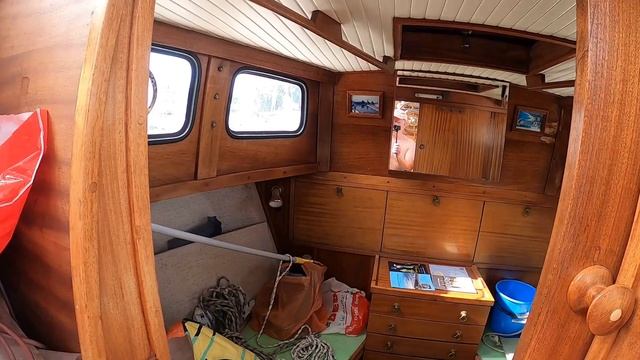 Продолжаем наводить порядок на яхте после зимней стоянки смотреть онлайн