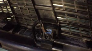 Mercedes-Benz S320 (W220) снимаем и чистим форсунку омывателя лобового стекла