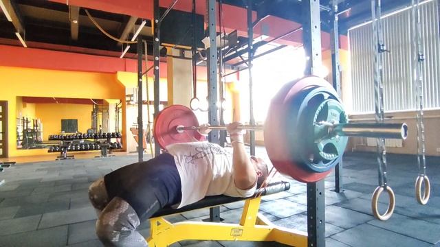 Д 5: Жим Кравцова узким хватом, резина снизу, 100 кг, 4 подход. смотреть онлайн