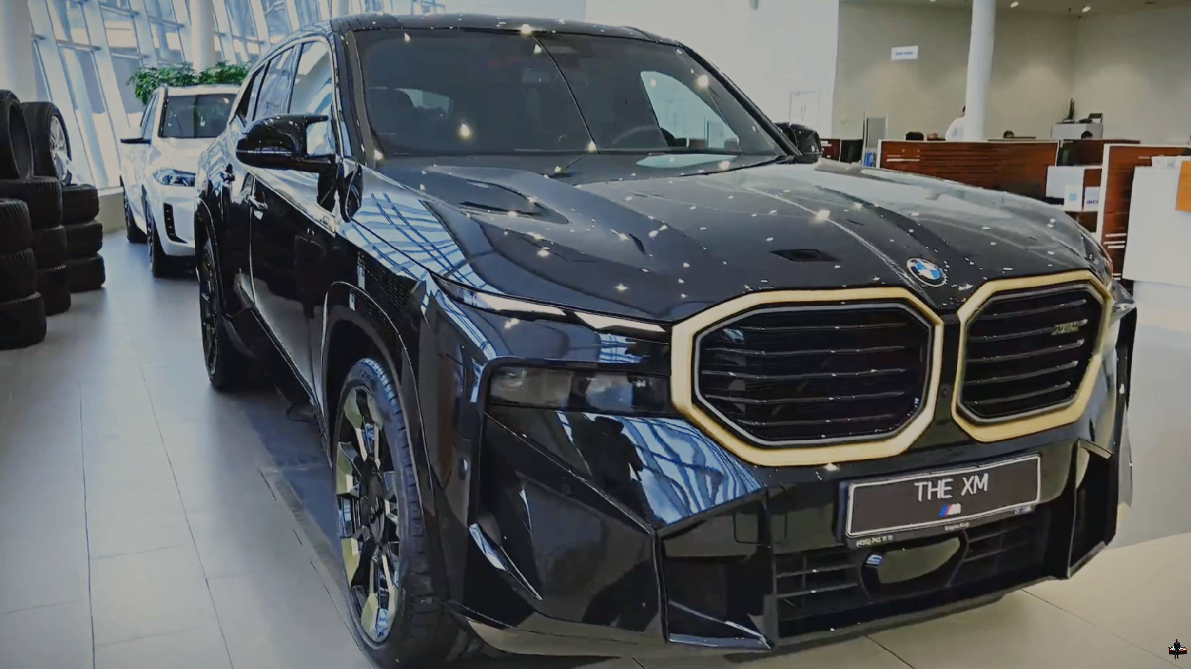 "BMW XM 2024": Обзор экстерьера и интерьера смотреть онлайн