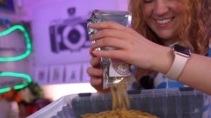 ДЕНЕЖНЫЕ МАКАРОНЫ! КУПИЛА 100 ПАЧЕК! Сколько Денег Я Нашла ВНУТРИ?