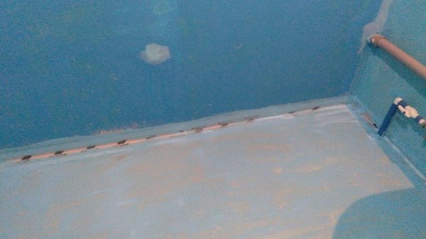 Показываю как выглядит гидроизоляция Лакра PROF IT нанесенная в один слой