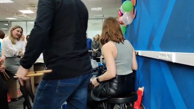 Мужской подарок дамам на 8 Марта! Праздничное занятие на барабанах на рабочем месте. 07.03.2023г. смотреть онлайн