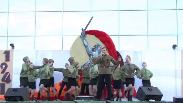 "Ехал я из Берлина" - Владимир Журавлев и ансамбль танца "Туринская матрешка" смотреть онлайн