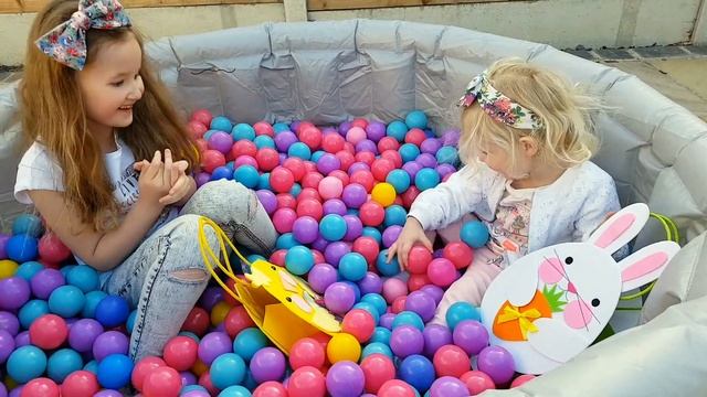 EASTER EGG HUNT CHALLENGE Ball pit Chocolate Eggs Frozen Chocolate Castle смотреть онлайн