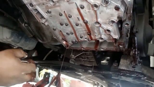 Como cambiar el aceite de una transmisión automática - Caja de cambios смотреть онлайн