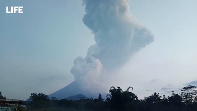 Merapi Volcano. Indonesia Извержение самого активного вулкана Индонезии Мерапи