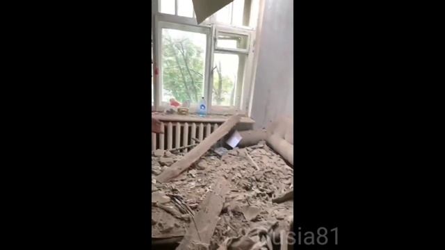 В Москве строители во время ремонта квартиры, провалились на этаж ниже. смотреть онлайн