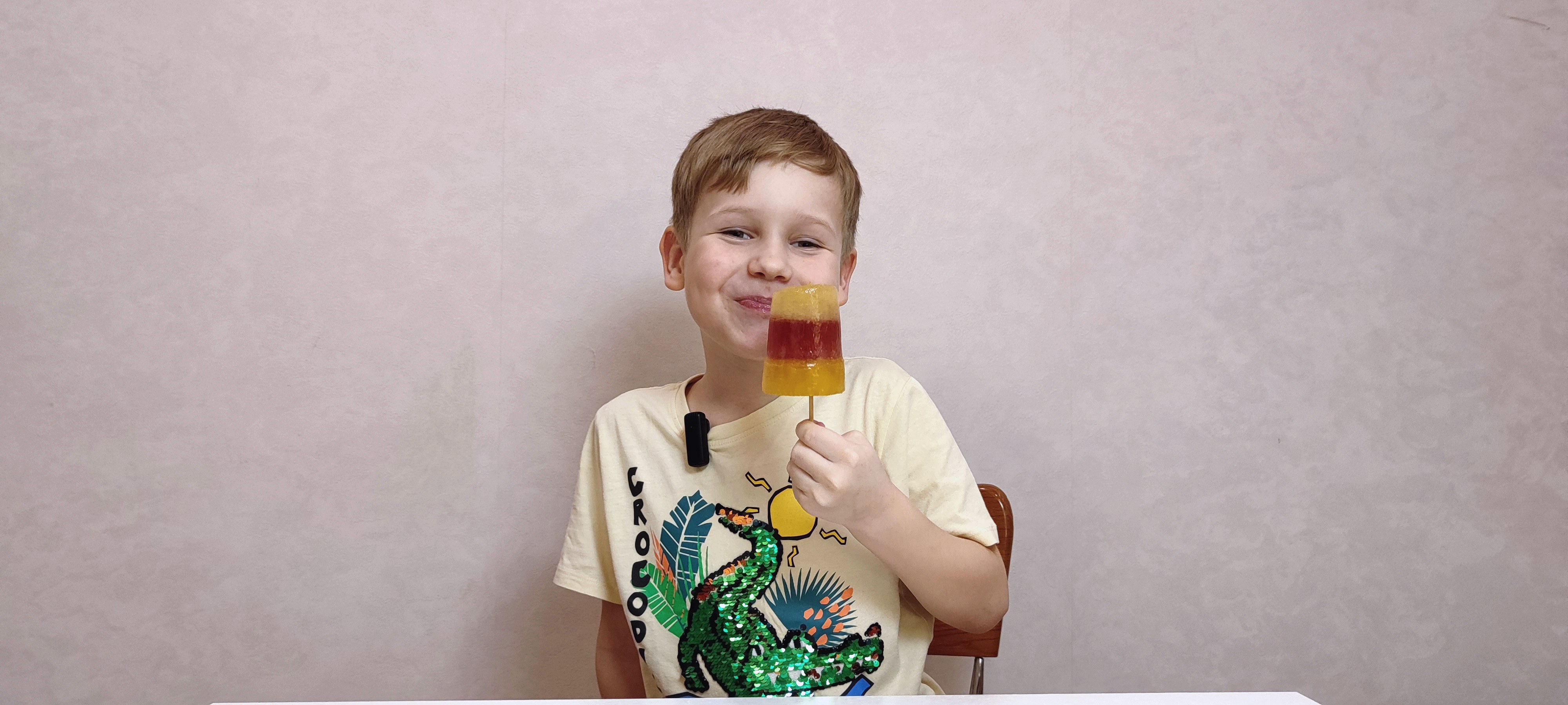 Васек готовит мороженое - фруктовый лед =))