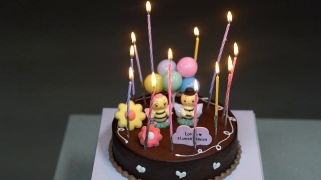 Happy Birthday Song - Birthday Cake Candles Lit and Blown Out 4K смотреть онлайн