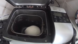 Хлеб белый в хлебопечке. И пицца, из того что было.