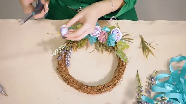 КАК СДЕЛАТЬ ЦВЕТОЧНЫЙ ВЕСЕННИЙ ВЕНОК НА ДВЕРЬ смотреть онлайн