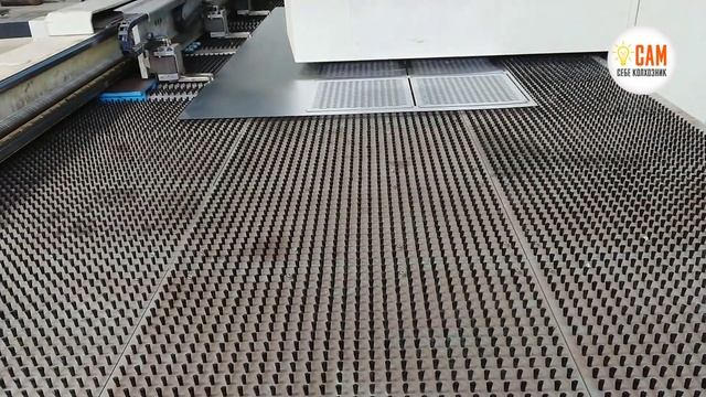 Как делают вырубку, формовку и пуклевку! Координатно пробивной пресс. смотреть онлайн