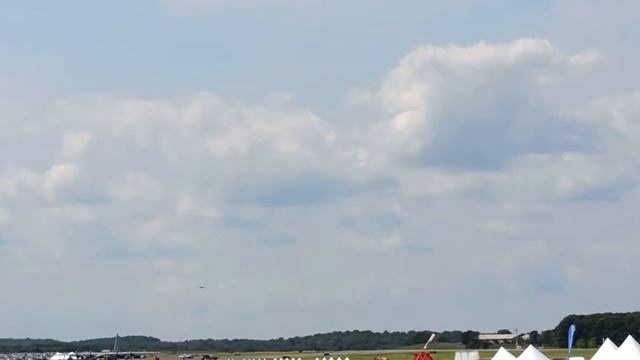 High speed pass of AV-8B Harrier jump jet смотреть онлайн