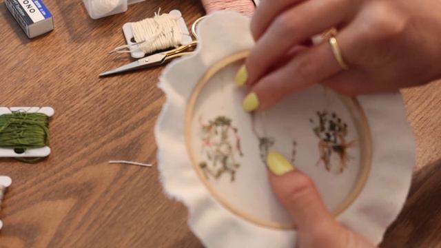 HOW TO EMBROIDER A HANGING PLANT (part 1) || Embroidery for beginners - easy step by step tutorial смотреть онлайн
