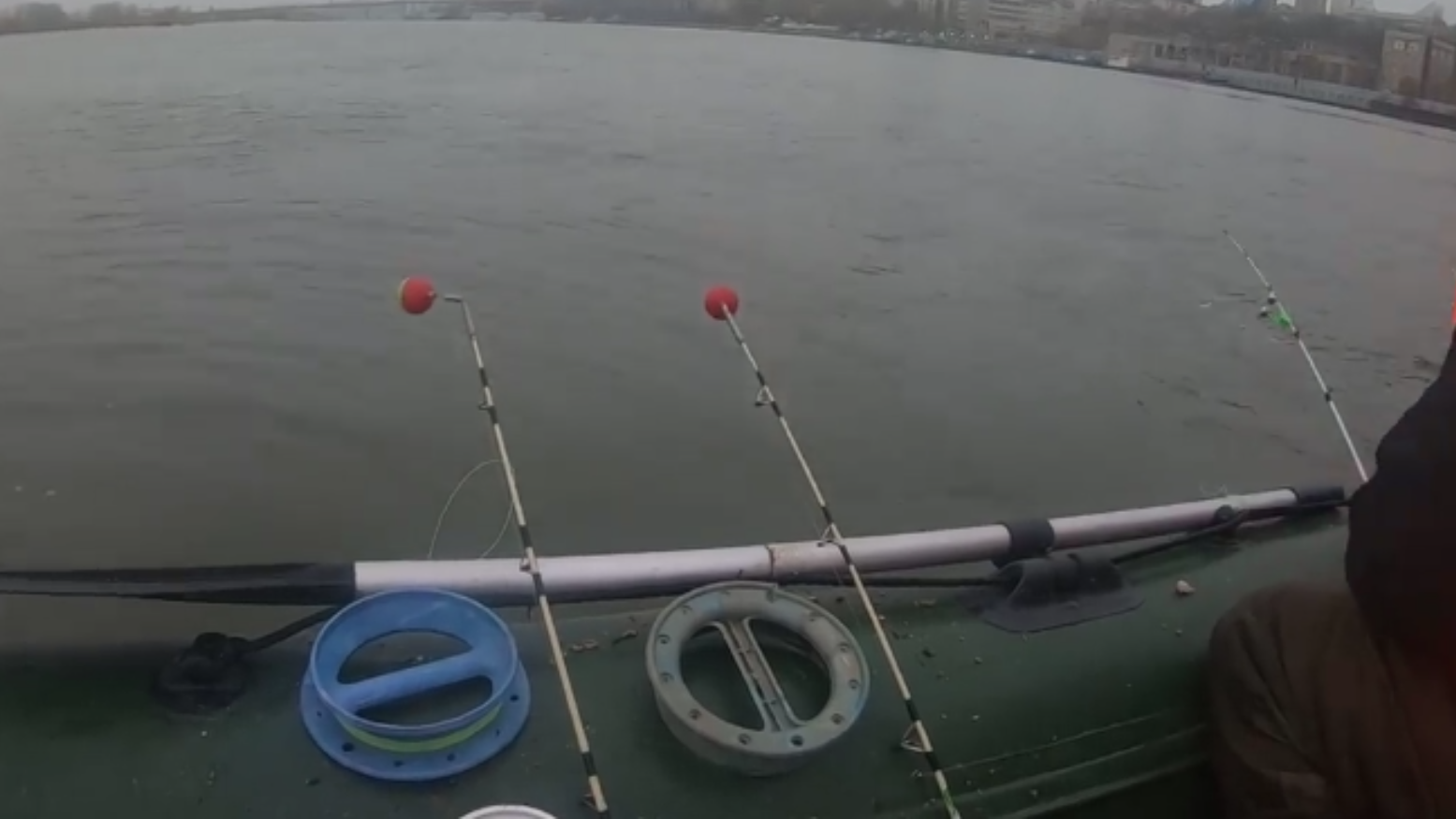 ЛОВЛЯ РЫБЦА И ЛЕЩА С ЛОДКИ НА ЯЙЦА(КОЛЬЦО). БЕШЕННЫЙ КЛЕВ. КОРМАКИ-ЭТО СЕРЬЕЗНАЯ ЗАЯВКА НА УЛОВ. смотреть онлайн