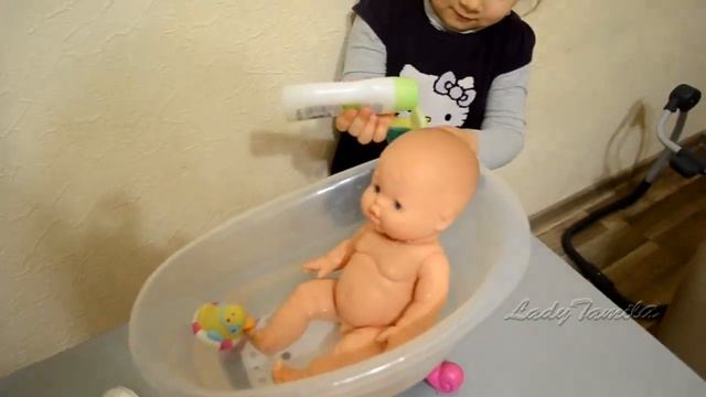 Lady Tamilla или пупс будет купаться ванночке Baby Born? Lady Tamilla bathes in the bath Baby Born смотреть онлайн