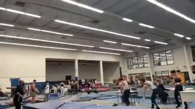 Падение гимнаста во время соревнований 😱 смотреть онлайн