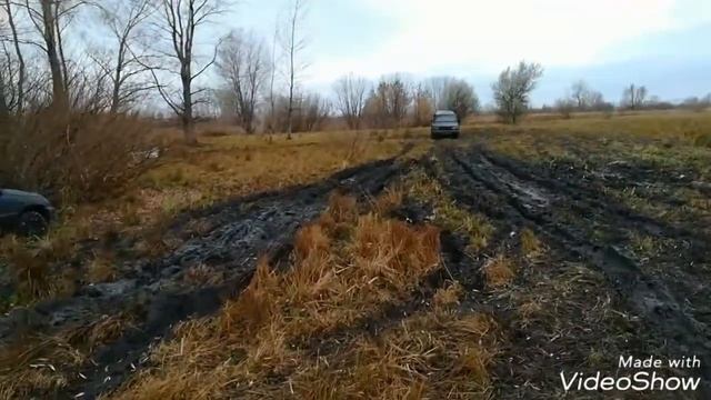 Грязь нашли. Сели все, Нивы, Шнивы и Паджерик. Так мы отметил праздник 4.11.18. смотреть онлайн