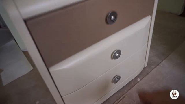 ТУМБА ПРИКРОВАТНАЯ ИЗ МАССИВА БУКА С КОЖЕЙ В ЦВЕТЕ "СЛОНОВАЯ КОСТЬ" смотреть онлайн
